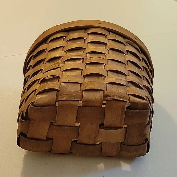 ● Vintage Wicker Basket with Hearts - Picture 5 of 8